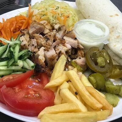 Шаурма из курицы на тарелке в Халяль Galata Food по цене 615 ₽