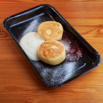 Сырники со сметаной и джемом клубничным в Кафе Солнце по цене 400 ₽