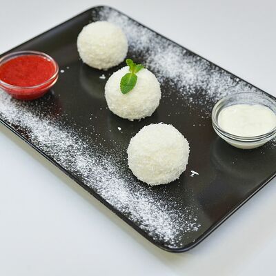 Сырники с ягодным соусом в Вегетарианское кафе Мантра Бар по цене 390 ₽