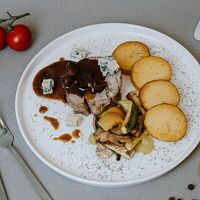 Поркетта рулет из свинины с жаренным картофелем и соусом Горгонзола в Чикетти