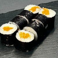 Хосомаки с лососем в Uminami