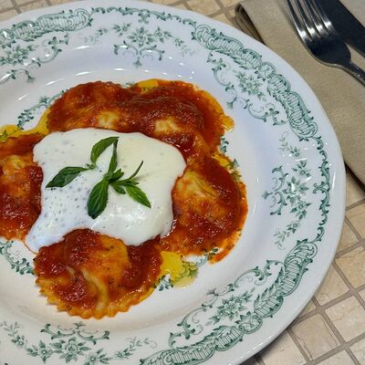 Равиоли с крабом и муссом из пармезана в Мари по цене 880 ₽