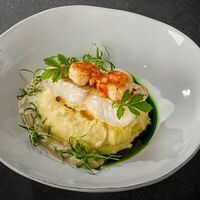 Филе волжского судака с картофельным кремом и соусом бер-блан в Смородина