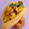 Бао-донер с хрустящим куриным бедром и соусом карри в Bao Mochi по цене 490