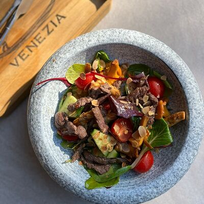 Салат с вешенками в Венеция по цене 860 ₽