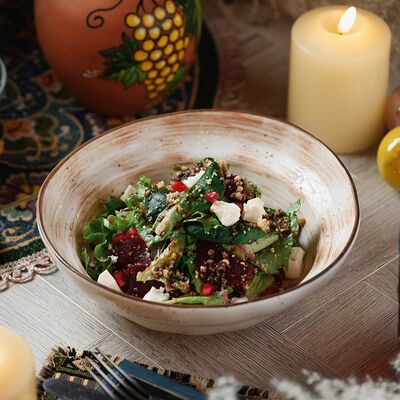 Салат Махали с запеченной свеклой и орехамив Kish-Mish по цене 620 ₽