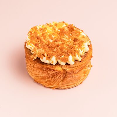 Круглый круассан с карамелью в Кекслав по цене 320 ₽