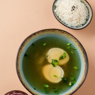 Бульон говяжий с яйцом и зеленью в Lee's Food по цене 349 ₽