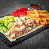 Шаурма на тарелке из курицыв Шаурма на углях & шашлык