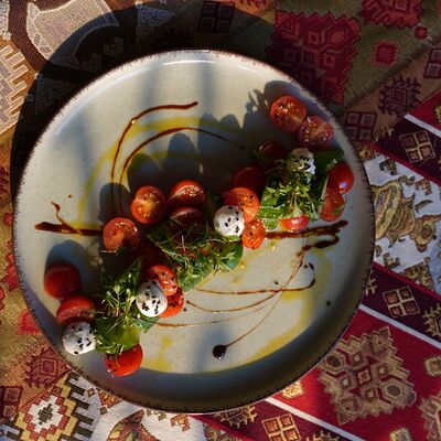 Салат с мини-моцареллой в Багратиони по цене 640 ₽