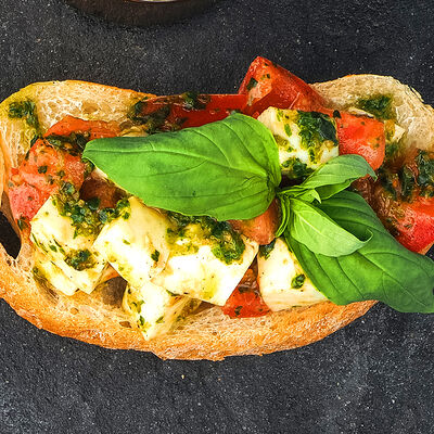 Брускетта с томатом и моцареллой в соусе песто в Mojo по цене 200