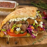 Берлин-кебаб с говядиной и сыром фета в Istanbul Kebab