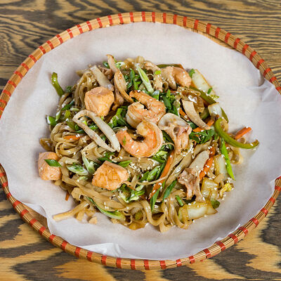 Лапша рисовая с морепродуктами в Starwok по цене 610