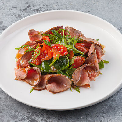 Ростбиф с рукколой и кунжутным соусом в Terra&Mare по цене 650 ₽