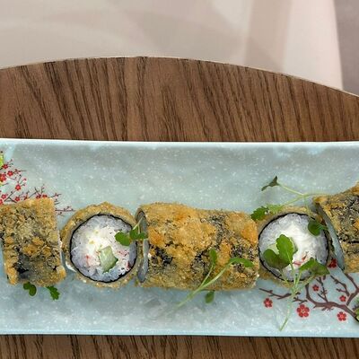 Жареный ролл с крабом в Domo по цене 640 ₽