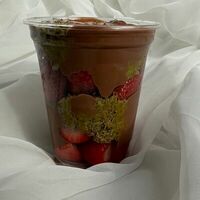 Стакан с клубникой и дубайской начинкой в шоколадев Allowberry