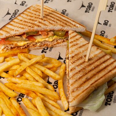 Клаб сэндвич с курицей в Toro burger по цене 490 ₽