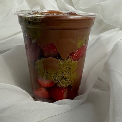 Стакан с клубникой и дубайской начинкой в шоколадев Allowberry по цене 3500 ₽