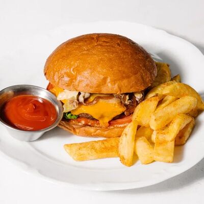 Бургер на картофельной булочке с картофелем фри в Эклерная по цене 820 ₽