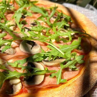 Пицца с ветчиной и грибами в Чёрноморская пицца по цене 490 ₽