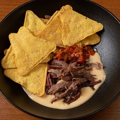 Начос с брискетом и соус копченный сулугуни в Горячо по цене 690 ₽