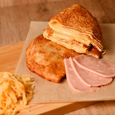 Чебуссэр с сыром и ветчиной в Чебуссэр по цене 355 ₽