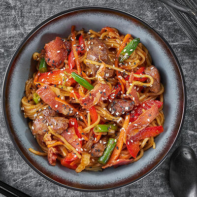 Вок Говядина с беконом в соусе барбекю в Суши Мастер по цене 589 ₽