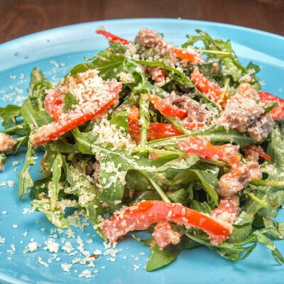 Салат с рукколой, телячьим языком в BBQ Bar по цене 550 ₽