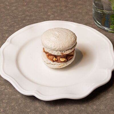 Шоколад-фундук макарон в Breakfast House по цене 350 ₽