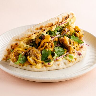 Пита с куриным бедром и соусом карри в Bao Mochi по цене 620 ₽