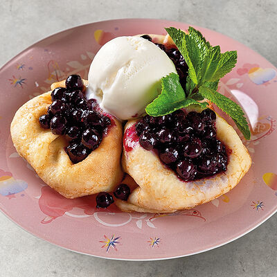 Блинчики с черной смородиной и взбитыми сливками в Станъ по цене 450 ₽
