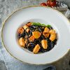 Чёрные спагетти с лососем в PizzAmore по цене 1490