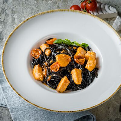 Чёрные спагетти с лососем в PizzAmore по цене 1490 ₽