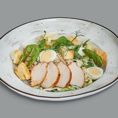 Салат Цезарь с цыплёнком в Лукоморье по цене 305 ₽