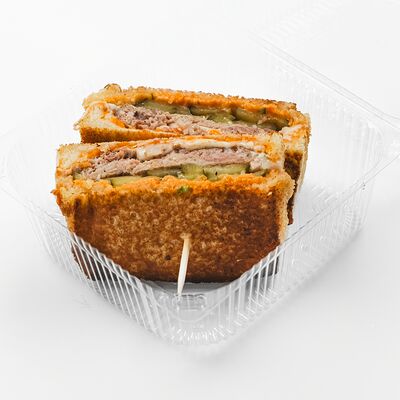 Американский сэндвич с сыром и картофелем фри в Traveler's Coffee по цене 659 ₽