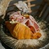 Утренний круассан со скремблом и ветчинойв Горы по цене 490