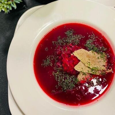 Борщ с мясным пирожком в Lemongrass по цене 255 ₽