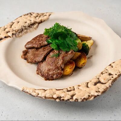 Медальоны из вырезки говядины с молодым картофелем и брокколи в Hug по цене 980 ₽