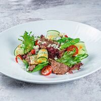 Салат с говядиной и печеным перцем в Studio 46