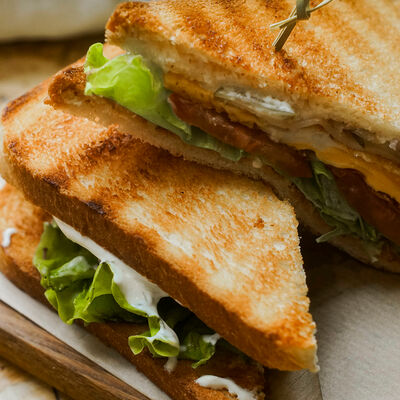 Сэндвич с беконом и яйцом в Чилли ванилли по цене 415 ₽