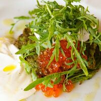 Оладьи из цукини с яйцом пашот и красной икрой в Tavola perfetta