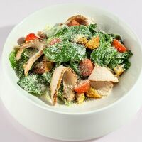 Салат цезарь с курицей в Binz