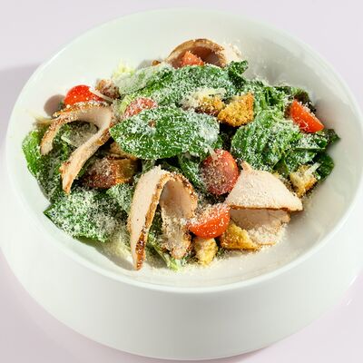 Салат цезарь с курицей в Binz по цене 490 ₽