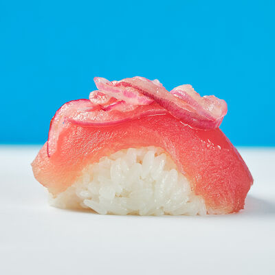 Суши Тунец с маринованным луком в Русалочка любит суши по цене 200 ₽