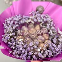 Букет клубники в шоколаде с живыми цветами гипсофилой Fiolet в Sweetness