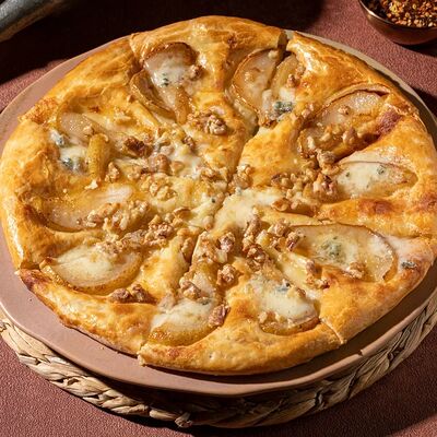 Пирог с грушей в карамели и сырами дор-блю и сулугуни в Джонджоли по цене 810 ₽