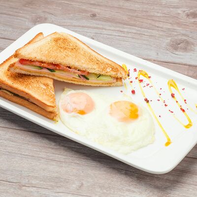 Русский завтрак с яичницей и сэндвичем в Перчим & солим по цене 480 ₽