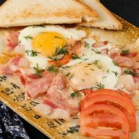 Глазунья с беконом в Darom