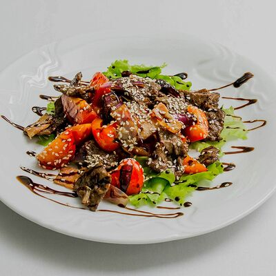 Салат Теплый с говядиной в Камелот по цене 580 ₽