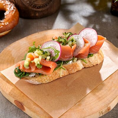 Бутерброд со слабосоленым лососем в Paulaner по цене 590 ₽